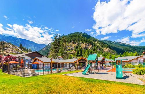 Downtown Leavenworth Apartment | Dasha's alpine retreat at Icicle Village with pool and hot tub