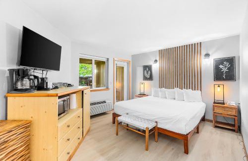 Downtown Leavenworth Apartment | Dasha's alpine retreat at Icicle Village with pool and hot tub