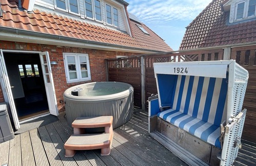 Rodenas House | Dat groote Diekhuus - whirlpool, terrace, fenced garden, sauna, beach chair