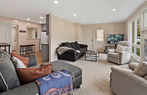 Highland Hills House | David’s Vacation Escapes Suburban Oasis Home Sleeps 10