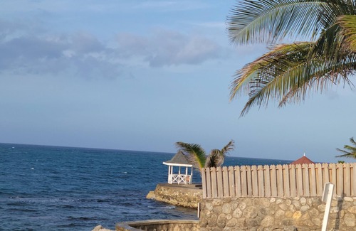 Boscobel House | DAWN'S B & B. LOCATED NEAR THE BOSCOBEL AIRPORT. OVERLOOKING THE BLUE BLUOCEAN
