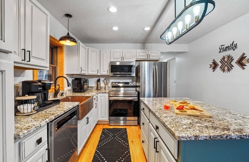 Laurelville House | Daybed-SunsetViews-EpicGameroom-Hottub-PetsOK