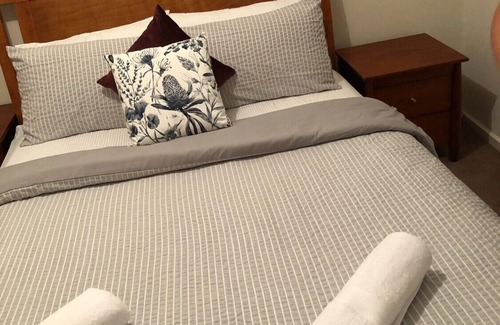 Caurnamont House | Daydreamer Double storey holiday home boasts is perfect for river holidays.