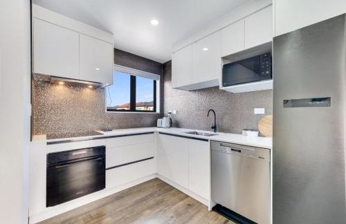 Papatoetoe Apartment | Daylight Dwell & Delight near Auckland Airport