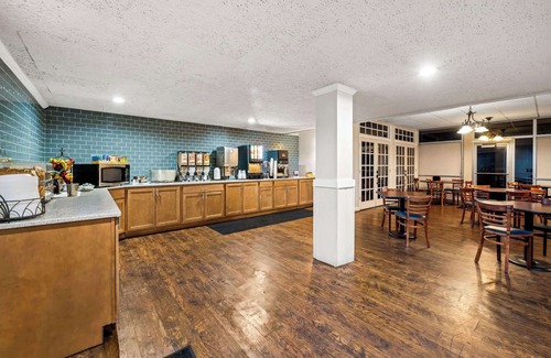 Dubuque Hotel | Days Inn by Wyndham Dubuque