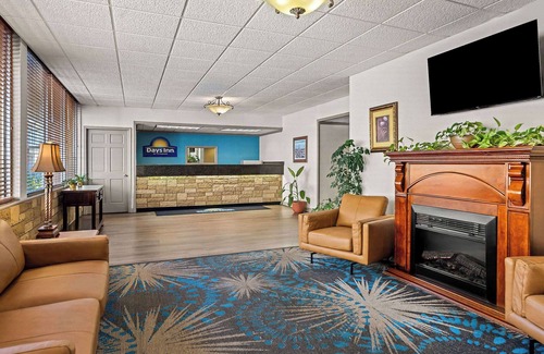 Dubuque Hotel | Days Inn by Wyndham Dubuque