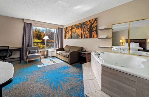 Dubuque Hotel | Days Inn by Wyndham Dubuque