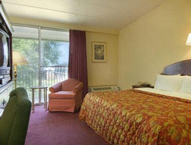 Portage Hotel | Days Inn by Wyndham Portage Indiana Dunes National Park