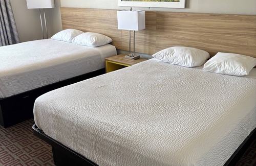West Branch Hotel | Days Inn by Wyndham West Branch Iowa City Area