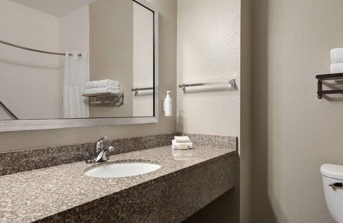 Prattville Hotel | Days Inn & Suites by Wyndham Prattville-Montgomery
