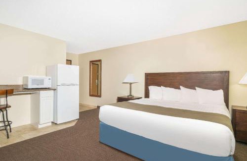 Brainerd Hotel | Days Inn & Suites by Wyndham Baxter Brainerd Area