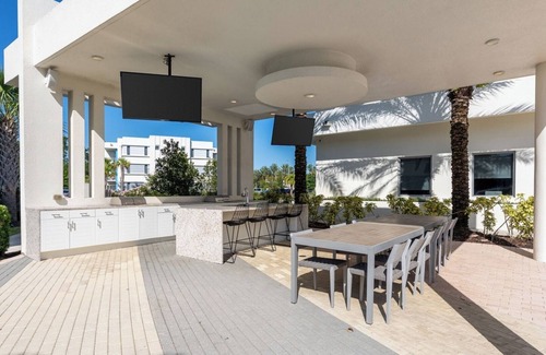 Daytona Beach Apartment | Daytona 2BR Getaway Parking Family & Pet-friendly