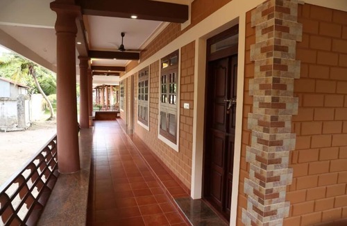 Alappuzha Bed & Breakfast | Dazzle Dew Memories - Deluxe Family Double Room