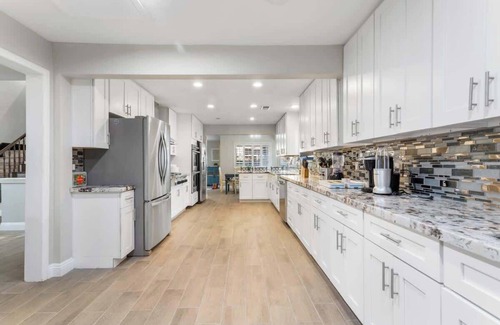 Spring Valley House | Dazzling 5 BR- 5 miles to LV Strip w Pool