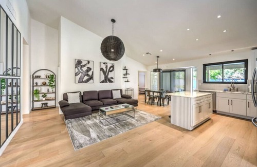 Green Valley North Apartment | Dazzling, Modern Design Bungalow in Green Valley