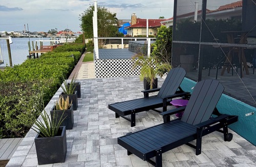 Apollo Beach House | Dazzling waterfront home with HEATED saltwater pool in Tampa Bay