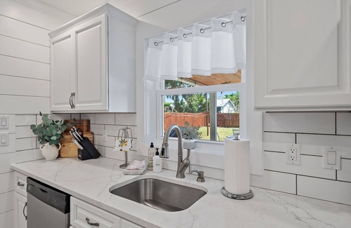 Sarasota House | Dean Ave | Screened-In Porch, Patio + Yard Games!