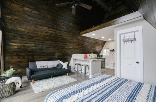 New Braunfels Ski Chalet | Dean's Den: Private Deck w/Jacuzzi and a View