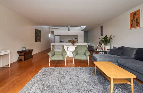 Anglesea House | Debonair Townhouse - 150 metres to beach!