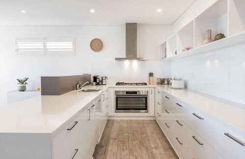 Dunsborough House | DECADENT & STYLISH 2 STOREY COASTAL RETREAT