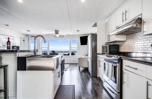Leamington Apartment | Decked Out · Beachfront, Hot tub, Sunsets, Moonlight, Romance,