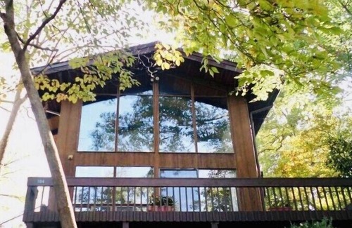 Brookmont Ski Chalet | Deckhouse: walk down to the C&O towpath, close-in to Washington DC!