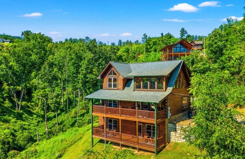 Gatlinburg - Pigeon Forge Cabin | 💕Decorated for Christmas Nov 1st/Amazing Mtn Views/Game Room/Movie Room/Hot Tub