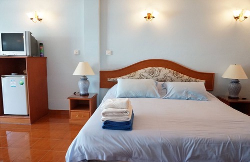 Cha-am House | Dee-Lek Guesthouse and Restaurant