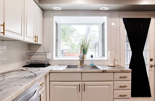 Waldorf House | Dee's Lounge, Your Relaxation Oasis