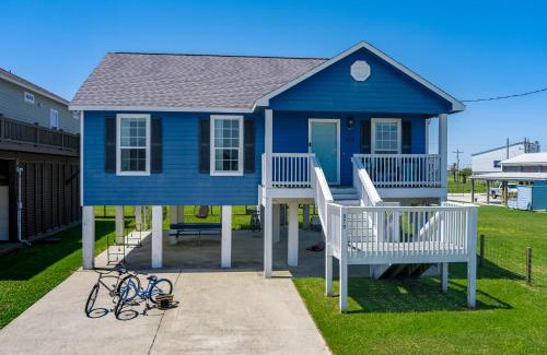 Crystal Beach House | Deep Blue Yonder - Ping-pong! Bikes! Games! Cute and cozy 3-bed, 2-bath home in the heart of Crystal Beach!