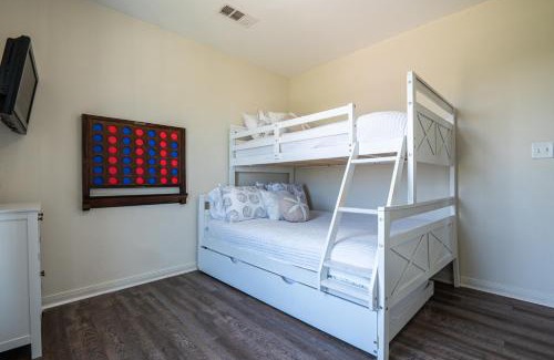 Crystal Beach House | Deep Blue Yonder - Ping-pong! Bikes! Games! Cute and cozy 3-bed, 2-bath home in the heart of Crystal Beach!