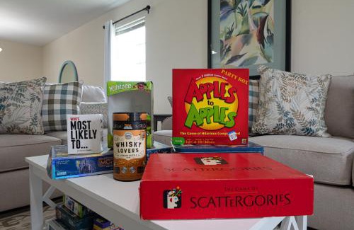 Crystal Beach House | Deep Blue Yonder - Ping-pong! Bikes! Games! Cute and cozy 3-bed, 2-bath home in the heart of Crystal Beach!