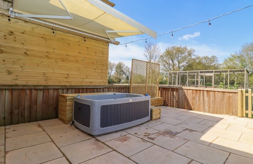 Stonesfield Cottage | DEER VIEW, romantic, with hot tub in East End