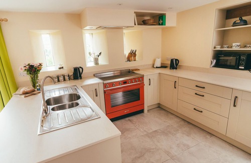 Horsehouse Cottage | DEERCLOSE WEST FARMHOUSE, pet friendly, with open fire in Horsehouse