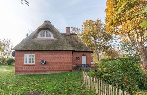 Tetenbull House | Deichwärterkate by Interhome