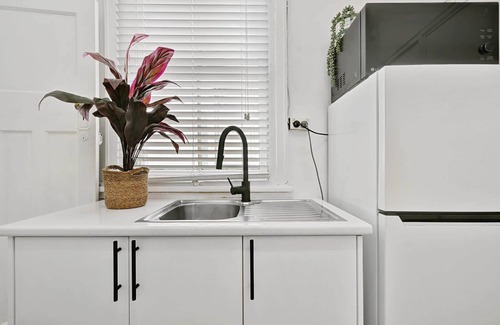 Bathurst Apartment | Dejorja Studio - CBD, Eclectic Retreat for 2