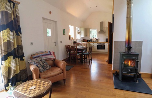 Pentrefelin Cottage | DELFRYN LLANDEILO, pet friendly, with open fire in Llandeilo