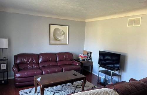 Mount Clemens Apartment | Delightful 1st floor 3-bedroom apartment with WiFi in Mount Clemens
