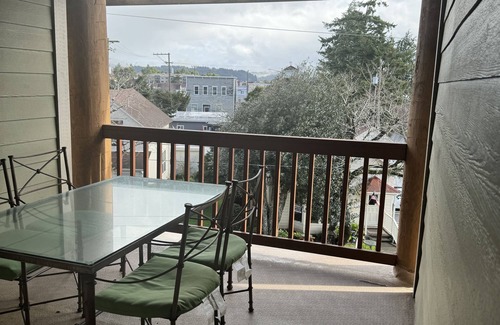 Florence Condo | Delightful 2 bedroom condo, steps from Bay Street