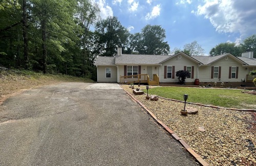 Lithonia House | Delightful, 4BR 2.5BA ranch style near Parks, trails, shops, malls, Restaurants.