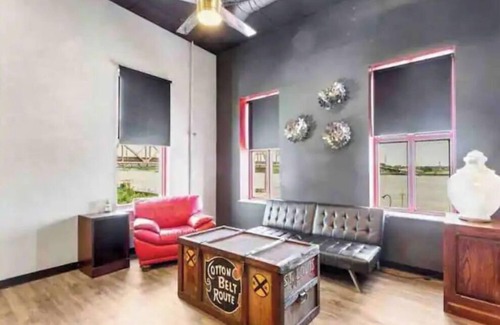 Downtown St. Louis House | Delightful and unique river front apartment