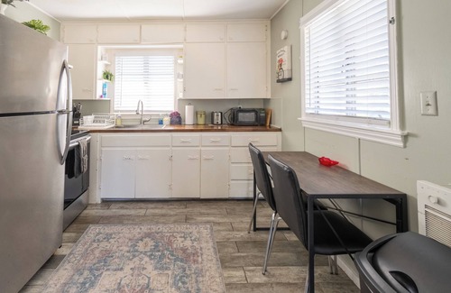 United Central Apartment | Delightful Apt Close to the Beach