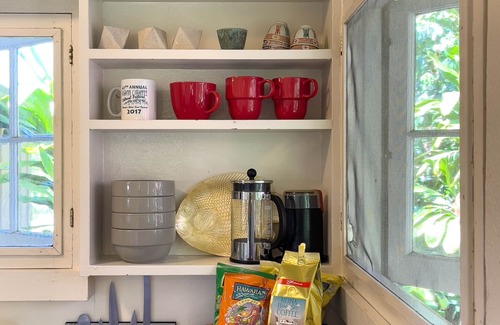 Holualoa Cottage | Delightful Artful Bungalow on Historic Estate Property. Choice Holualoa!