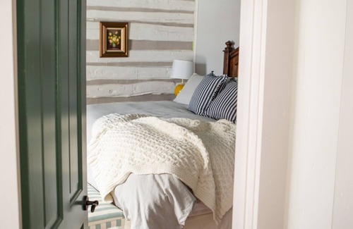 Alder Cottage | Delightful Cottage near Virginia City - Inspired Get-Away with Artist Studio