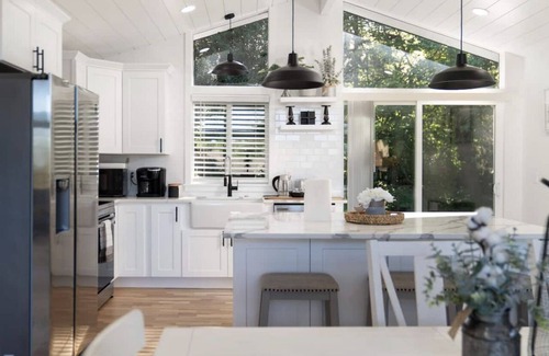 Edmonds House | Delightful Family Home with 3 Bedrooms and Sprawling Backyard