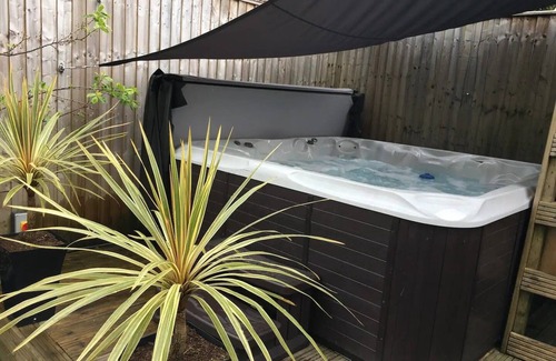 Lakeside House | Delightful Holiday Home, with a hot tub, situated at the foot of Lake Windermere