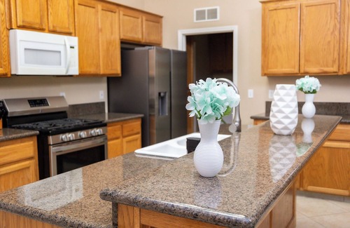 Southern Oaks House | Delightful home 5 Bedrooms , 2 Bath and 2 living rooms