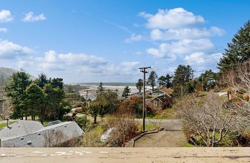 Yachats House | Delightful Home with Ocean View & Private Hot Tub - 3 Blocks to Beach