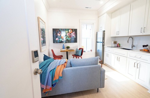Historic Oakwood House | DelightfulDesign-WalkToEats&Drinks-PvtBalcony-Pets