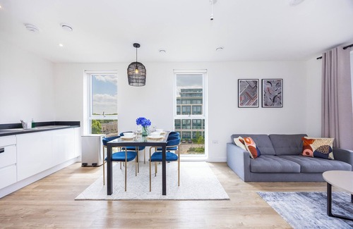 Warley Apartment | Delightfully furnished 2 bed 2 bath apartment in the heart of Brentwood